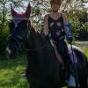 Auf dem Pferderücken braucht Ronja Regele aus Lauterbach keine Krücken. Nach einem schweren Unfall hat sie sich zurückgekämpft.  	