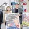 Bürgermeister Erich Winkler stellte mit der SWS-Firmenleitung Cornelia und Heinz Pfau das neue Plakatierungskonzept vor.  