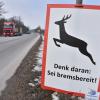 "Denk daran: Sei bremsbereit!": Mit Plakaten wollen Polizei und Landratsamt die Verkehrsteilnehmer im Landkreis Donau-Ries animieren, in der Dämmerung und nachts langsam zu fahren.