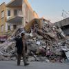 Ein Mann geht durch die Trümmer von Gebäuden, die durch das Erdbeben eingestürzt sind. Zweieinhalb Wochen nach der Erdbeben-Katastrophe im türkisch-syrischen Grenzgebiet ist die Zahl der Toten auf mehr als 50.000 gestiegen. 