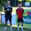 Michael Senger wechselt vom FC Ingolstadt II an den Lech. Links: Sportlicher Leiter Jürgen Meissner