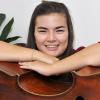 Der Kontrabass spielt eine wichtige Rolle im Leben von Eliane Abe. Gerade bereitet sie sich auf das Konzert in Bad Wörishofen vor.