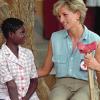 Nach der Scheidung setzt sich Diana verstärkt für Aids-Kranke und Opfer von Landminen ein. Sie reist um die Welt, auch um andere Royals zu treffen. Das Bild zeigt sie in Angola. 