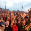 Musikfans jubeln auf dem Gelände des Festivals „Rock am Ring“ 2019. Zum zweiten Mal muss das Festival wegen der Corona-Pandemie abgesagt werden.