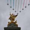 Die Farben des Union Jack am Himmel: Jets der Royal Air Force überfliegen das Victoria Memorial in der Nähe des Buckingham Palace.