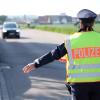 Die Polizei hat einen 40-jährigen Autofahrer auf der B300 bei Schrobenhausen aus dem Verkehr gezogen. Er saß mit knapp 2,5 Promille am Steuer.