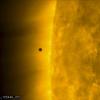 So nah kommt der Merkur – hier als kleiner schwarzer Punkt sichtbar – der Sonne. Deshalb wird es auf seiner Sonnenseite auch bis zu 4300 Grad heiß. Warum der Planet als „scheuer“ Planet gilt, erklärte Professor Dr. Harry Hiesinger bei einem Online-Vortrag im Rahmen der Rieser Kulturtage. 	