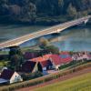 Eine Luftaufnahme der Donaubrücke bei Marxheim. 