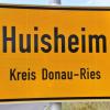 Ortsschild von Huisheim, Gemeinde im Landkreis Donau-Ries