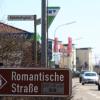 <p>Ein Hinweisschild weist bei Dinkelsbühl auf die Romantische Straße hin.</p>