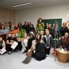 Auch im Jahr 2023 bringen Auszubildende der Fachschule für
Heilerziehungspflege in Dürrlauingen wieder ein Musical auf die Bühne. Dieses Gruppenbild zeigt alle 31 Mitwirkenden in den Bereichen Schauspiel,
Chor, Begleitmusik und Gestaltung sowie die vier leitenden Dozenten.