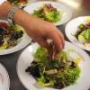 Salatteller auf der Ausgabentheke eines Restaurants: Eine «Hygiene-Ampel» für Lebensmittelbetriebe soll deutlich machen, ob dort sauber gearbeitet wird. dpa