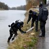 Taucher der Polizei, wie hier bei einer Suchaktion an der Donau in Neu-Ulm, sind speziell für solche Einsätze ausgebildet.