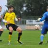 Niklas Kratzer (Mitte) und der TSV Gersthofen hatten am Ende eine bessere Chancenausbeute als der FC Lauingen, der im Tabellenkeller der Bezirksliga bleibt. Gersthofen setzt sich nach dem 4:1-Sieg an der Spitze ab. 	