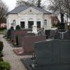 Der Friedhof in Babenhausen. Im Hintergrund ist die Aussegnungshalle zu sehen.