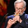 US-Regisseur Steven Spielberg freut sich über die Auszeichnung mit dem Goldenen Ehrenbären der Berlinale.