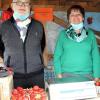 Anita Kistler und ihr Verkäufer Jürgen Rehbein präsentieren ihre frischen Früchte am Schloßberg in Untermeitingen.
