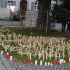 1000 kleine Kreuze auf dem Ettelrieder Dorfplatz sollen für die 1000 Bäume stehen, die für den geplanten Windpark gefällt werden müssen. 