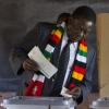 Emmerson Mnangagwa bei der Stimmabgabe.