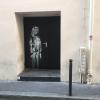 Auf einer Tür beim Pariser Musikclub Bataclan ist ein Wandbild zu sehen, das dem britischen Street-Art-Künstler Banksy zugerechnet wird. Nun wurde es gestohlen.