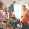Adelheid Molnar (links), Martin Binswanger (hinten) und Alfons Magg vom Meringer Bürgernetz helfen Ursula Fischer. Die 71-Jährige ist schwer herzkrank und auf Hilfe angewiesen. 