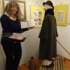Museumsleiterin Edith Findel mit Exponaten zur neuen Ausstellung „Salz und Salzzoll – weißes Gold für Rain“. 
