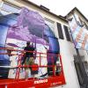Künstler Milo (Partners in Paint) verschönert die Außenfassade des Museums Ulm mit einer modernen Version des Löwenmenschen.