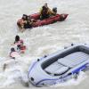 Rettungskräfte von Feuerwehr und Wasserwacht mussten am Samstag in München mehrere gekenterte Bootsfahrer aus der Isar retten. 
