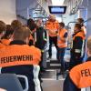 Feuerwehr im Zug: Notfallmanager der Bahn und Notdienst-Mitarbeiter von Go-Ahead informierten Einsatzkräfte über technische Details und betriebliche Abläufe. 