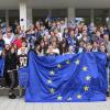 Sie alle sind Europa-Fans: Schüler und Schülerinnen des Gymnasiums Wertingen zusammen mit ihren Lehrern und Schulleiter Bernhard Hof (links).