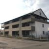 Die Überdachungen der Balkone im zweiten Stock an diesem Mehrfamilienhaus am Wasserburger Weg (Blick von Südosten) wird vom Günzburger Bauausschuss kritisiert. 	