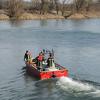 Die Wasserwacht suche mit einem Boot auf der Donau nach dem 19-Jährigen.