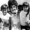 Dieses Foto zeigt Hollywoodstar Elizabeth Taylor mit ihren Töchtern Maria Burton (links) und Liza Todd im Mai 1969. Insgesamt zog die Schauspielerin vier Kinder groß.