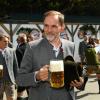 Bayern-Trainer Thomas Tuchel ist kein Bierfan - aber wenn die Wiesn ruft, ist das egal. Angesichts der Leistung seiner Mannschaft war dem Coach dennoch zum Lächeln zumute.