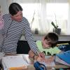Bei Familie Pleyer aus Leibi dreht sich seit Monaten alles ums Thema Homeschooling. Im Bild: Tanja Pleyer mit Tochter Jasmin und Sohn Niklas.