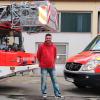 Zwischen Feuerwehrauto und Rettungswagen kennt sich Marcel Mayer aus – der Günzburger ist erfahrener Feuerwehrmann.