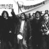 Der SDS-Chefideologe Rudi Dutschke (Mitte, mit erhobener Faust), sowie der Schriftsteller Erich Fried (links) marschieren in Berlin an der Spitze einer Demonstration mit rund 12 000 Teilnehmern gegen den Vietnamkrieg mit.