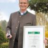 Hermann Haage, Inhaber der Baumschule Haage, wurde mit einer hohen Auszeichnung durch den Bundesverband der deutschen Baumschulen gewürdigt.  
