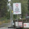Ein neues Hinweisschild an der Abzweigung nach Anhausen soll verhindern, dass Auto- und Lastwagenfahrer in dem Diedorfer Ortsteil "stranden".