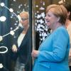 Der Besuch in Stralsund war der erste öffentliche Auftritt nach Merkels Sommerurlaub. Die Bundeskanzlerin sah sich im Museum um und diskutierte mit einem AfD-Fan bei einer Debatte.
