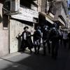Israelische Polizisten nehmen einen Ultraorthodoxen fest. 