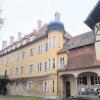 Ein Seniorenheim war früher im ehemaligen Herrenhaus (links im Bild) auf Schlossgut Blumenthal untergebracht. Jetzt wird es zum Schlosshotel umgebaut.  