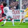 Joshua Zirkzee (2.v.l.) schoss den FC Bayern zum Sieg in Freiburg.