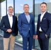 Christian Ritter, Geschäftsführer Wolfgang Döring und Adrian Kreis (von links) vom Porsche Zentrum Augsburg fiebern bereits auf die Eröffnung im November 2022 hin. 