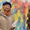 Lamellenvorhänge, von Annette Steinacker-Holst farbenfroh bemalt, sind Teil der aktuellen Outdoor-Ausstellung unter dem Titel „Einblicke von außen“ im Schaufenster des KunstMuseums in Wemding.