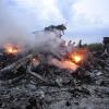 Ein Bild des Schreckens: Trümmer der Boeing 777, die im Juli 2014 über der Ukraine abgeschossen wurde, stehen in Flammen.