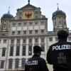 Polizisten bei einem Einsatz vor dem Augsburger Rathaus: Was die Zahl der Straftaten angeht, schneidet Augsburg im bundesweiten Vergleich gut ab. Für Spitzenplätze reicht es aber nicht in allen Bereichen.