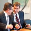 Der bayerische Finanzminister Markus Soeder (CSU, r.) und sein Staatssekretaer Franz Josef Pschierer (CSU) unterhalten sich am Dienstag in der Staatskanzlei in Muenchen vor einer Sitzung des bayerischen Kabinetts. dapd