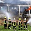 Am Sonntagmittag waren Einsatzkräfte der Feuerwehr noch immer mit dem Löschen des Brands in Gessertshausen beschäftigt. Es ist bereits der vierte Fall innerhalb von knapp sieben Wochen. Die Kriminalpolizei sucht nach einem möglichen Brandstifter.