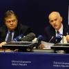 Griechenlands Premierminister George Papandreo (R) und sein Finanzminister Evangelos Venizelos am Ende des Verhandlungsmarathons in Brüssel. Foto: Benoit Dopagne dpa
